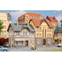Dva obytné domy, Nádražní ullice č. 2 a 4, H0/TT, Auhagen 12354