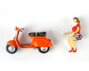 Motocyklistka na oranžovém motocyklu Vespa, H0, Modellbahn Union H0W92165D