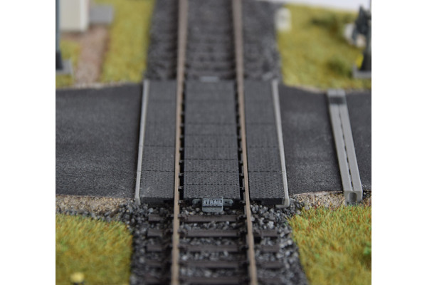 Pryžový železniční přejezd Strail pro kolejivo Peco o výšce 2,5 mm, H0, AV Model DO-010-3.2 Pryžový železniční přejezd Strail pro kolejivo Peco o výšce 2,5 mm, H0, AV Model DO-010-3.2