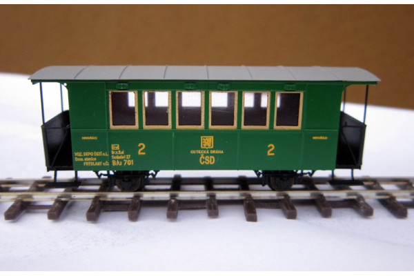 Stavebnice - Úzkorozchodný osobní vůz B/ú 701 „šestiokeňák“, H0e, DK model H0e0754