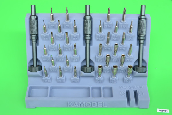 Stojanová sada 3 šroubováků s 30 vyměnitelnými bity pro přesnou práci, KaModel SN/SV2/2 Stojanová sada 3 šroubováků s 30 vyměnitelnými bity pro přesnou práci, KaModel SN/SV2/2